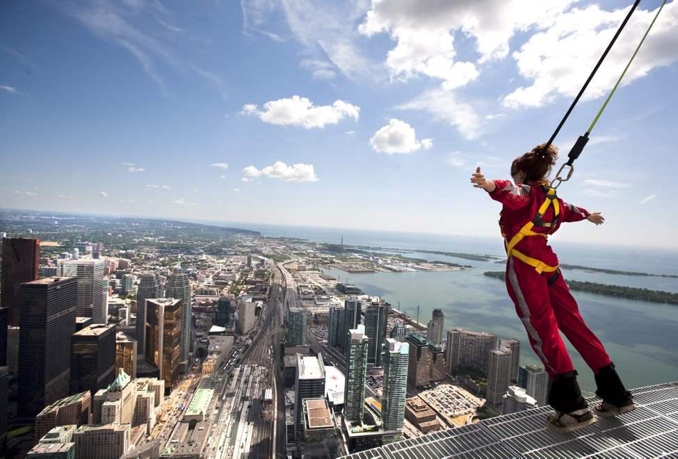 Edge walk. Башня си-эн Тауэр. Телебашня си-эн Тауэр в Торонто. EDGEWALK, телебашня си-эн Тауэр, Торонто, Канада. Си эн Тауэр смотровая площадка.