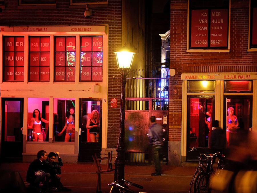 Жрицы любви в Амстердаме покинут Квартал красных фонарей?