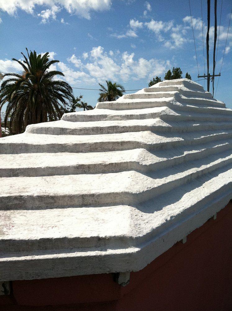 Необычные ступенчатые крыши домов на Бермудских островах