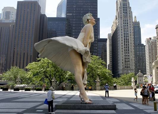 Гигантская статуя Мерилин Монро установлена в Чикаго