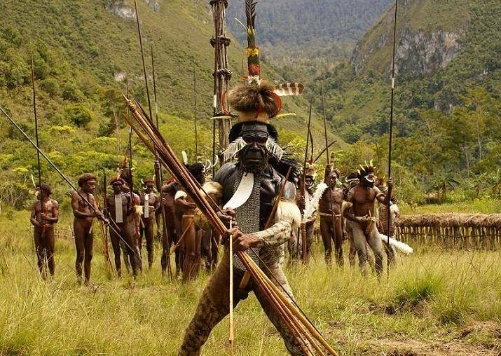 Папуасы обстреляли путешественников из луков