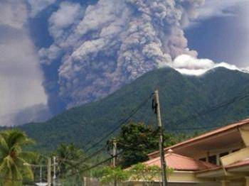 Из-за вулкана закрыт аэропорт в Индонезии