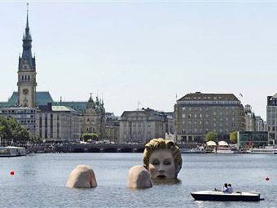 В немецком озере плавает гигантская блондинка