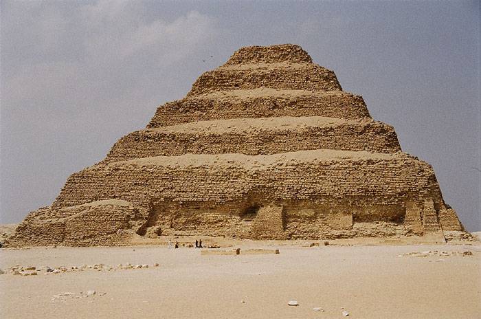 Пирамида Джосера рушится