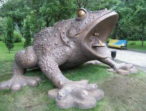 Украинцы установили очередной памятник жабе