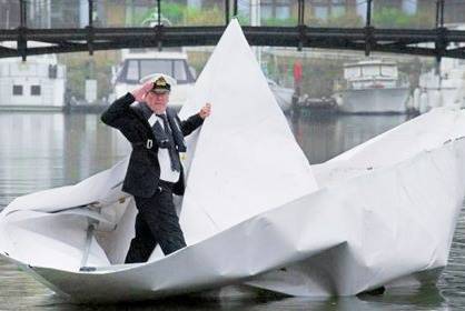 Самый большой бумажный кораблик спустили на воду в Голландии