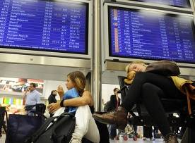 Более 10 россиян застряли в аэропорту Парижа
