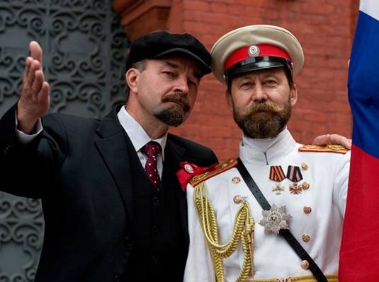 За право фотографироваться с туристами судятся Ленин и Николай Второй