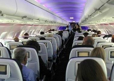 Пассажиров продержали на борту 9 часов после приземления