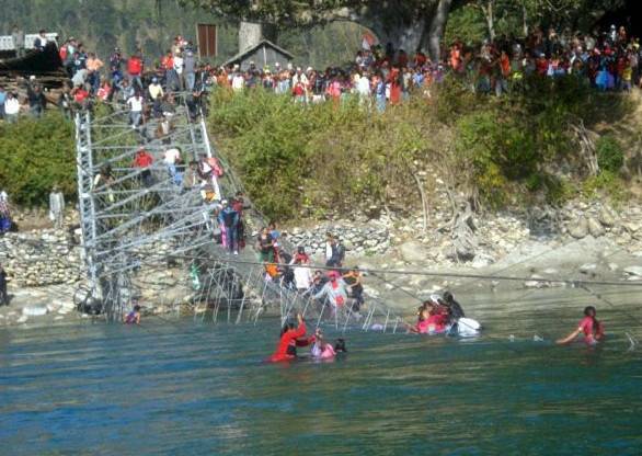 Подвесной мост в Непале обрушился и увлек в пучину десятки людей