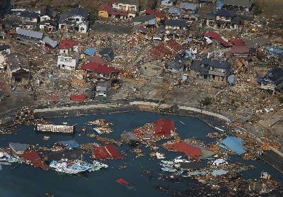 Мусор, смытый японским цунами, приближается к Гавайям