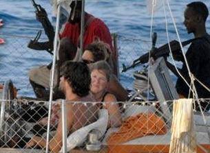 Вооруженные бандиты на лодке ограбили 70 туристов