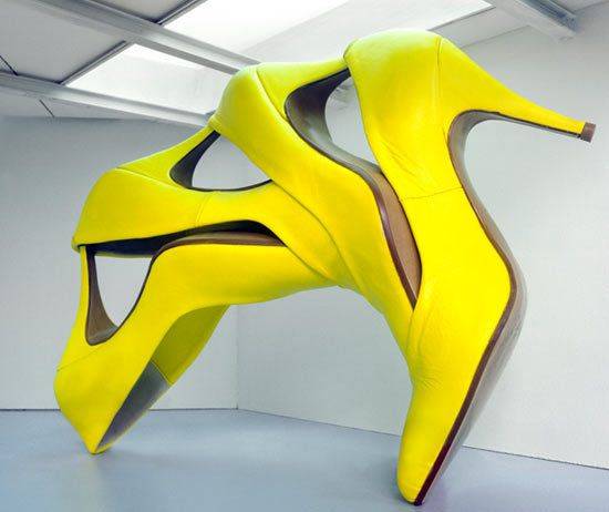 Выставка гигантской обуви проходит в Испании