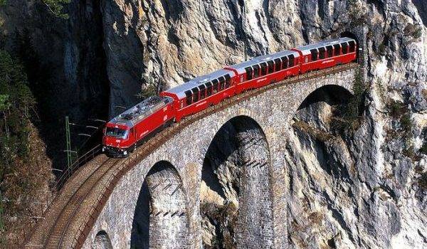 Вид на Швейцарию из окна поезда