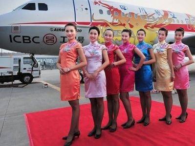 Корейские стюардессы отказываются от юбок
