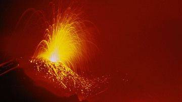 На Камчатке извергаются сразу три вулкана