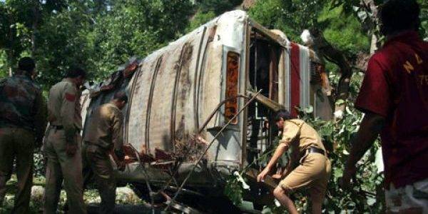 В Индии автобус с туристами упал с моста