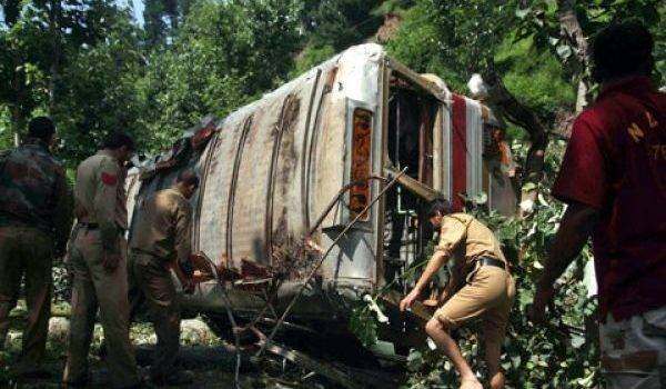 В Индии автобус с туристами упал с моста