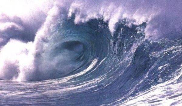 Океанская волна унесла туристов в Мексике
