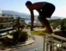 Туристы в Испании прыгают в бассейны с балконов