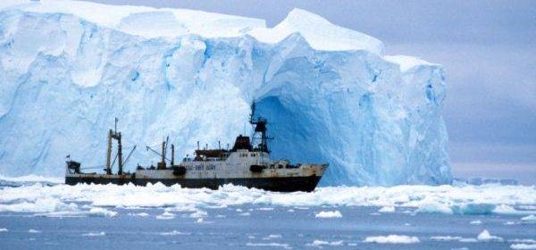 Круизный корабль “Академик Шокальский” попал в ледовый плен