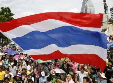 В Бангкоке демонстранты заблокировали здание МВД