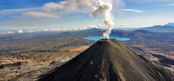На Камчатке проснувшийся вулкан выбросил за сутки три столба пепла