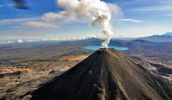 На Камчатке проснувшийся вулкан выбросил за сутки три столба пепла