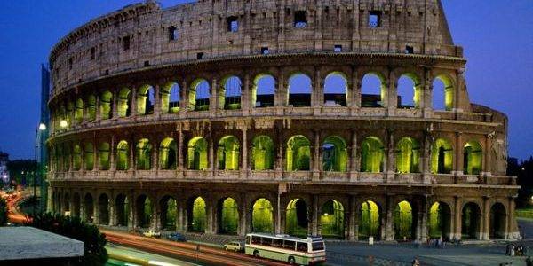 В Риме канадская туристка попыталась взять на память кусочек Колизея