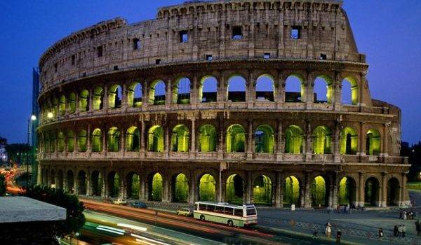 В Риме канадская туристка попыталась взять на память кусочек Колизея