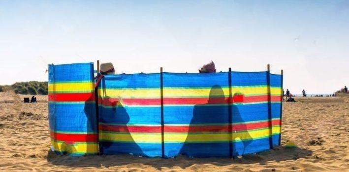 Как безопасно загорать на пляже в период и после пандемии коронавируса