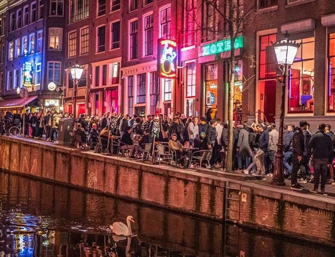 Нет разврату! В Амстердаме борются с алко-круизами и кварталом красных фонарей